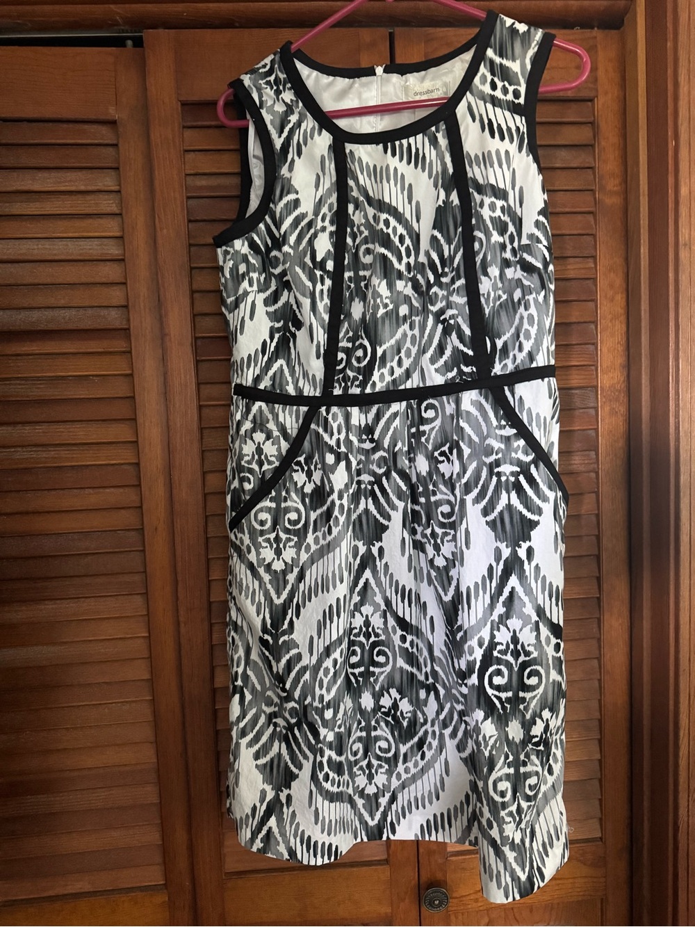 dressbarn Black and White Sleeveless Printed Sheath Dress